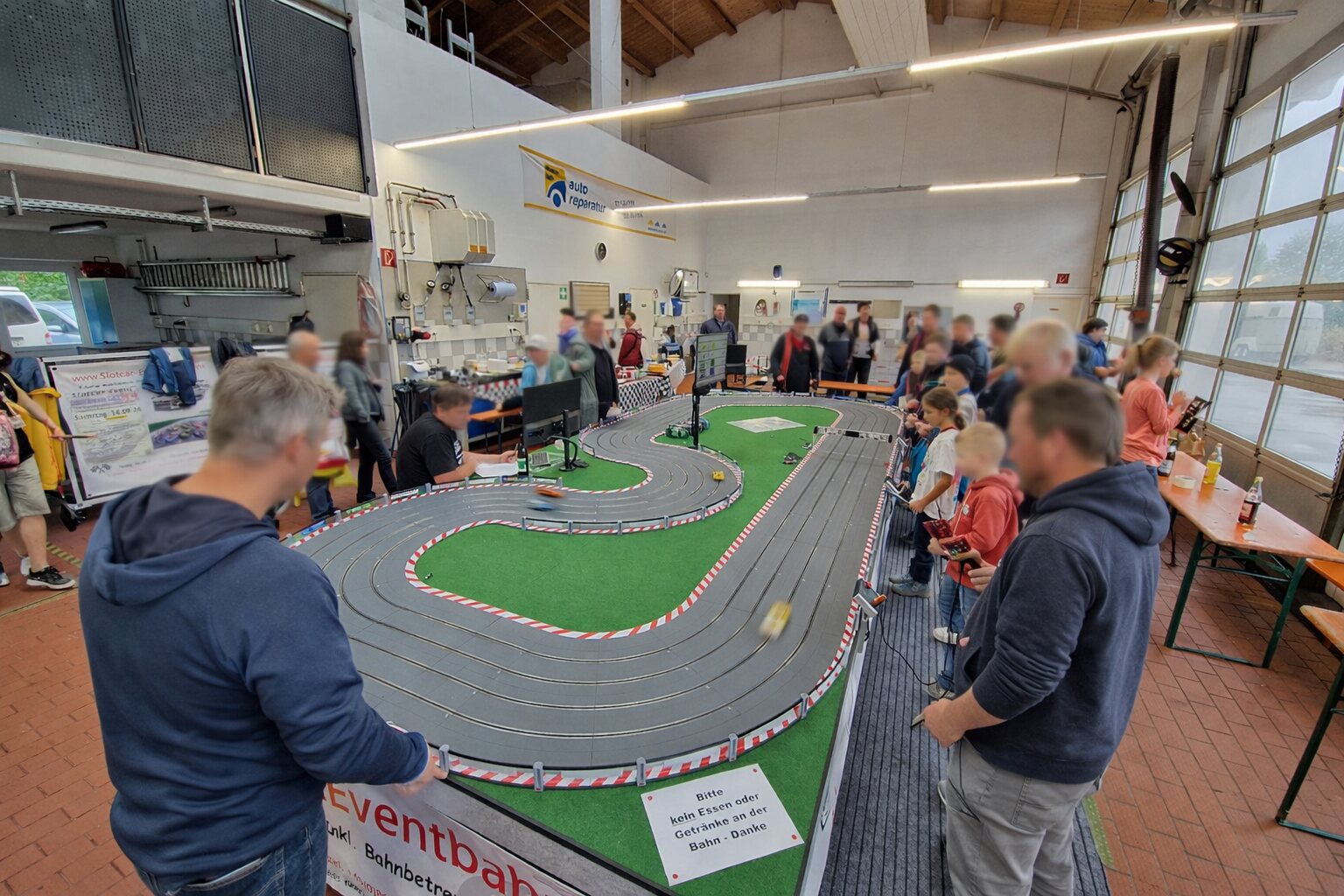Mobile Slotcar-Rennbahn bei einer Firmenveranstaltung