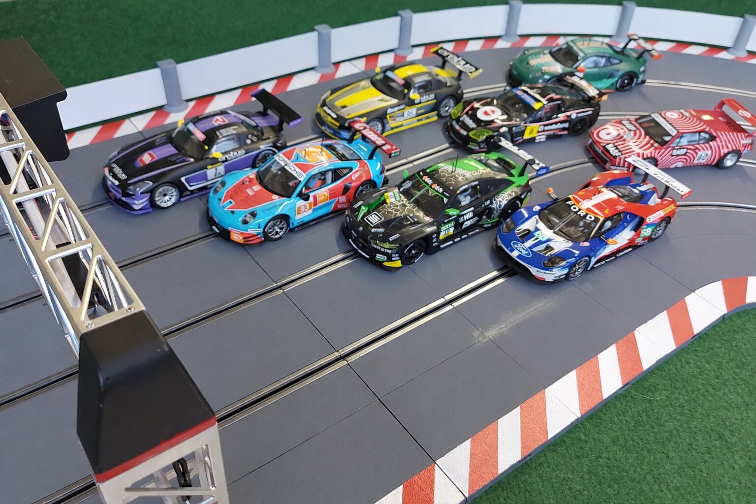 Slotcar-Rennfahrzeuge auf der mobilen Rennbahn